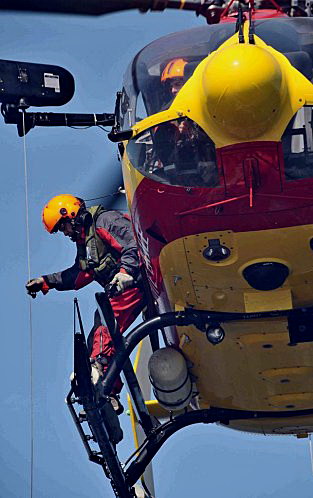 Le Mécanien Opérateur de Bord à la manoeuvre - Photo © Charles Marion