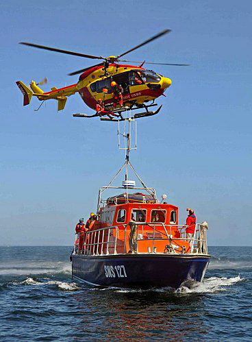 Dragon 20 au-dessus du canot SNSM de Trévignon - Photo © Charles Marion