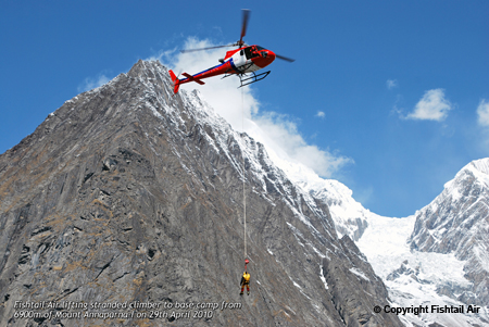 L'AS350 B3 de Fishtail Air à 6900m d'altitude - Photo © FISHTAIL AIR