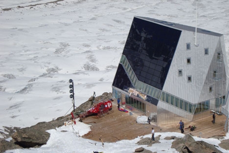 Le SA-315 Lama HB-XND renversé sur la DZ devant La "cabane du Lont Rose" - Photo © Kapo Wallis
