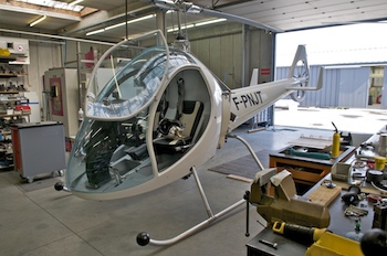 Le Dynali H2S de belle facture aérodynamique révèle l'accès au poste de pilotage ; l'appareil est immatriculé en France - Photo Paul Van Caesbroeck