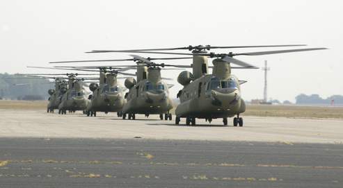Les hélicoptères Chinook, livrés en 2001, étaient destinés aux forces spéciales britanniques en Afghanistan. Les hélicoptères Chinook, livrés en 2001, étaient destinés aux forces spéciales britanniques en Afghanistan. Crédits photo : ASSOCIATED PRESS