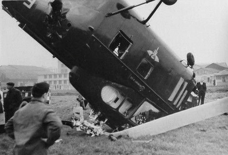 12 novembre 1952 - Crash à l'atterrissage du Sikorsky S-55 F-BGIZ lors d'une manifestation à Issy-les-Moulineaux - Photo DR