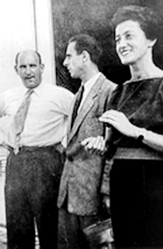 De gauche à droite : Alan Bristow, x, Valérie André, vraisemblablement chez Hélicop-Air à Cormeilles-en-Vexin en 1950 - Photo DR