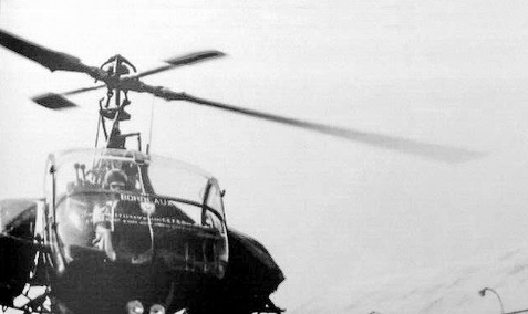 Le capitaine Alexis Santini en vol sur Hiller "Bordeaux" vers 1953 - Photo DR