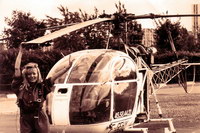 Aline pauchard pose devant l'Alouette 2 F-GEHY - Photo © Aline Pauchard