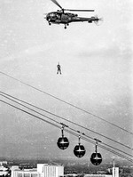 18 septembre 1976 : hélitreuillage avec l'Alouette III F-ZBBC sur les Bulles de Grenoble - Photo archives le Dauphine Libéré