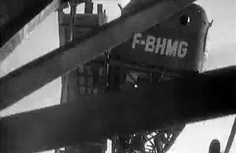 Arrivée du Bell 47 F-BHMG sur le phare de La Jument, le 8 juin 1959 - Photo British Pathé