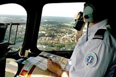 Après deux annulations successives, notamment pour cause de mauvais temps, toutes les conditions étaient réunies, hier, pour le survol en hélicoptère des communes à l'ouest d'Orléans. Aux commandes de cette opération menée par la police : le brigadier-maj