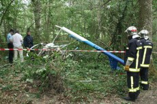 À Coullons. Le choc a été terrible : il ne reste pas grand-chose de l'hélicoptère, un modèle très léger à deux places.