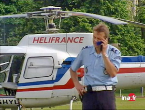 L'AS350 BA F-GHYL d'HELIFRANCE posé après la tentative d'évasion et la prise d'otage du 27 mai 2001 - Photo DR France 2 INA