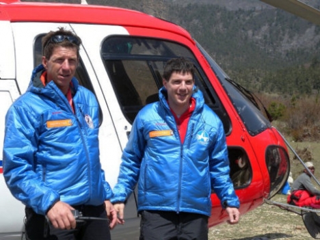 Le guide de haute montagne Richard Lehner (à gauche) et le pilote Daniel Aufdenblatten pour avoir réalisé rien de moins que le plus haut sauvetage hélitreuillé de l'histoire - Photo © DR