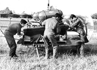 Installation sur civière extérieure du Bell 47 G2 par équipage Gabriel BARTHÉLÉMIO (Pilote) - Jean JOUANNY (Mécanicien Sauveteur Secouriste) à La Rochelle dans les années 60 - Photo collection Jean Jouanny