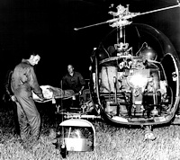 Évacuation d'un jeune enfant à LA ROCHELLE dans les années 60 par équipage BEQUET-JOUANNY sur Bell 47 G2 - Photo coll. J. Jouanny