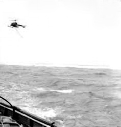 Mission de secours avec une échelle de corde accrochée au Bell 47 Dragon 56 (équipage Dumas - Massé) le 18 août 1958 - Photo DR