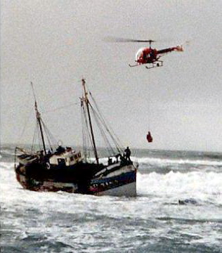 Bell 47 Dragon 56 F-BILH de la Protection civile lors du sauvetage de l'équipage du chalutier "La Souriante" (EL.5365) échoué sur la barre d'Étel, photo prise vraisemblablement juste avant le drame du 24 janvier 1960... - Photo DR