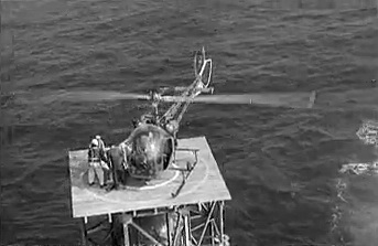 Bell 47 F-BHMG posé sur la DZ du phare de La Jument, le 8 juin 1959 - Photo British Pathé