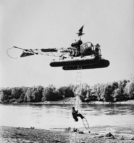 Bell 47 G2 F-MJAO Gendarmerie avec l'echelle de corde, le 23 octobre 1960 - Photo DR