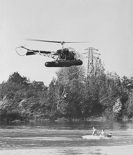 Bell 47 G2 F-MJAO Gendarmerie avec l'echelle de corde, le 23 octobre 1960 - Photo DR