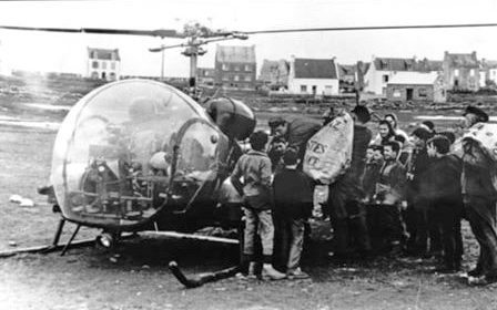 Bell 47 G2 Dragon 56 pour la livraison du courrier sur l'île de Sein - Photo DR