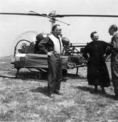 L'équipage du Bell 47 discutant avec le Recteur de l'île de Sein - Photo DR