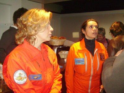 L'une des 2 seules femmes pilote d'hélicoptère de la Sécurité Civile (Martine Gaillard) en compagnie d'une des pilotes de Canadair (Kathy Arazo) également de la Sécurité Civile - Photo Armée de l'Air