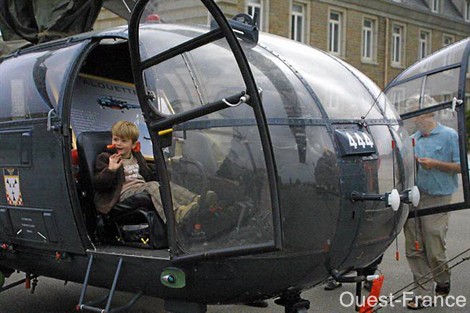 L'Alouette III a fait le bonheur des enfants dans la cour de la préfecture maritime - Photo Ouest-France
