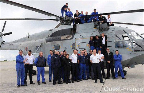 La pose des personnels de la 32 F devant le « Super-Frelon » - Photo Ouest-France
