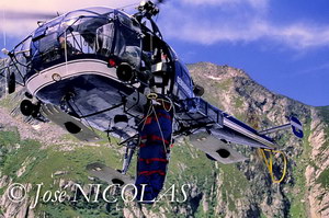 Alouette III F-MJBL - Héltreuillage de la civière - Photo © José NICOLAS - Tous droits réservés