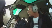 A gauche, aux commandes de l'AS350, le pilote Bruno Decelle plus de 25 000 heures au compteur - Photo France 3 