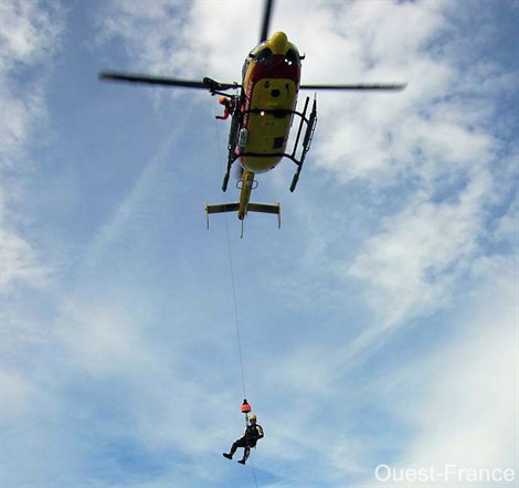 Le Dragon 50, hélicoptère de la Sécurité civile, basé à Donville-les-Bains, a effectué 255 missions de secours en 2008, dont 25 % en mer. : Sécurité Civile