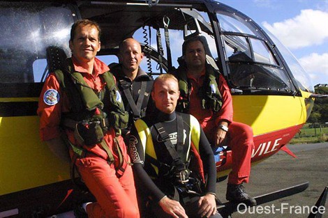 De gauche à droite : Fabrice Costes, mécanicien-treuilliste ; Yvan Taillebois et Arnaud Maurouard, pompiers, et Bernard Larrive, pilote et chef de la base de la Sécurité civile à Donville-les-Bains.