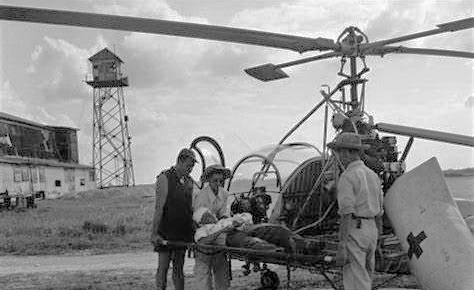 Capitaine Valérie André avec Hiller 360 en Indochine, en 1953 - Photo Getty Images