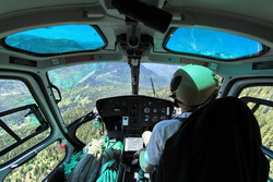 Pascal Brun (CMBH), coiffé de son casque LH 350, aux commandes de son AS 350 B3+ F-HFBI - Photo © Benjamin Grelier