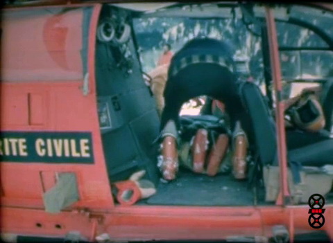 Chargement du blessé dans l'Alouette 3 Dragon 74 de la Sécurité civile à Flaine suite à une avalanche, hiver 1975 - Photo Jacques Fantin