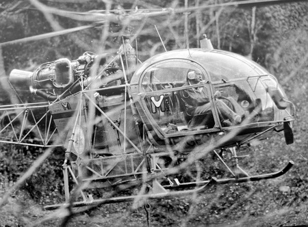 Christian Blugeon aux commandes du SA 315B Lama immatriculé F-GECT - Photo DR Collection Ch. Blugeon