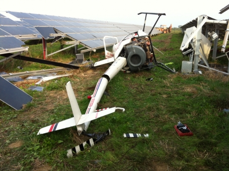 L'hélicoptère R22 F-GPKA s'est crashé au beau milieu de la centrale solaire de Torreilles - Photo Marie Rouarch © Radio France