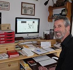 L'écrivain cite sur son blog Simone de Beauvoir : « On ne peut rien écrire dans l'indifférence »