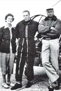 De gauche à droite : Valérie André, André Onde et Gérard Henry devant un Hiller 360 Helicop-Air à Cormeilles-en-Vexin. Photo vraisemblablement prise lors du stage de Valérie André qui s'est déroulé chez Hélicop-Air du 13 juin au 30 août 1950, date de son lâcher - Photo DR