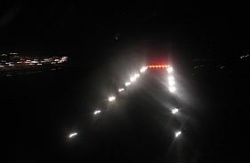 Après avoir actionné la radio à partir de l'hélicoptère, la piste de l'aéroport s'allume.