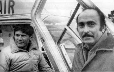 Hector Lecomte avec Philippe de Dieuleveult devant un Bell de la société Publi-Air - Photo DR