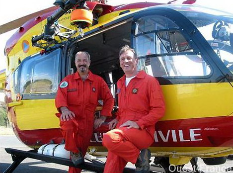 Le chef mécanicien Gilles Martin (à gauche) et le pilote Patrick Lefèvre composent un des trois équipages du Dragon 50 de Granville, toujours prêt à intervenir - Photo Ouest-France