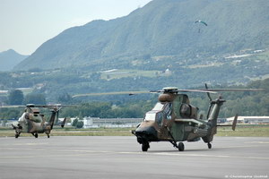 Deux hélicoptères Tigre ATG et BHG sur le tarmac de l'aéroport de Chambéry-Savoie - Photo © Christophe Gothié
