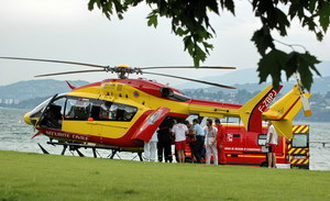 L'EC 145 F-ZBPJ posé sur la plage du Bourget-du-Lac - Photo © Christophe Gothié