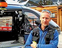 Le médecin-urgentiste Emmanuel Cauchy pose devant l'EC145 de la Gendarmerie ; on aperçoit l'Alouette III de la Sécurité civile en arrière-plan (cliché fin des années 2000) - Photo DR