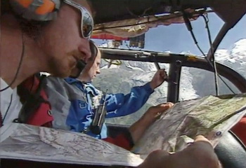Le Dr Emmanuel Cauchy (au premier-plan) en vol en montée vers le Mont-Blanc avec l'Alouette 3 Sécurité Civile fin des années 90 - Photo DR