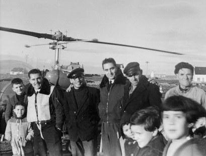 L'équipage du Bell 47 (Jacques Dumas, pilote et Raoul Le Berger (mécanicien) de la Protection civile entouré par la population sur l'Ile de Sein - Photo DR