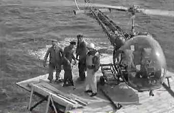 Bell 47 F-BHMG sur la DZ du phare de La Jument (Finistère), le 8 juin 1959 - Photo British Pathé