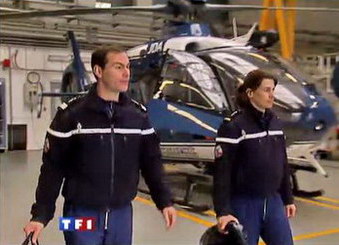 A gauche, le Capitaine Bruno de la Touche (pilote et Commandant de la SAG de Villacoublay) ; à droite, l'Adjudant Tiphaine Morin (Opérateur de Bord) - Photo TF1 