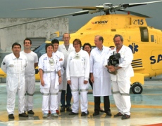 Les équipes du Samu 28 posent devant l'Agusta AW109 F-GPPG